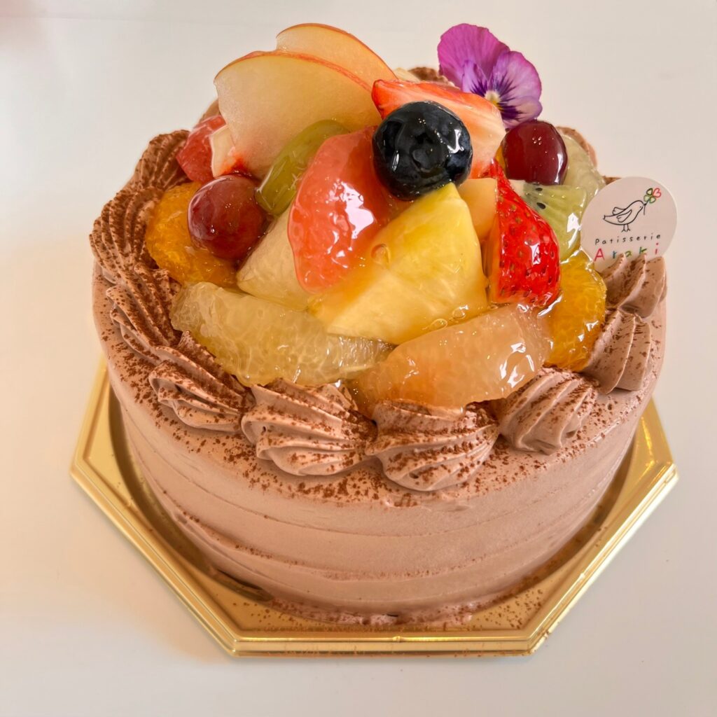 季節のフルーツの生チョコデコレーションケーキ